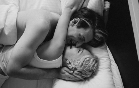 Află cum sexul matinal îți poate transforma întreaga zi!