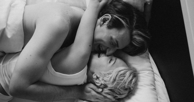 Află cum sexul matinal îți poate transforma întreaga zi!