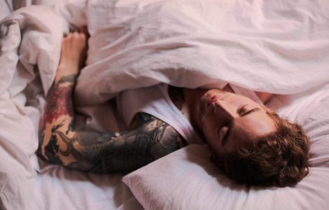 Ce înseamnă cu adevărat masturbarea într-o relație: infidelitate sau normalitate? Află cum să abordezi momentul surprinzător!