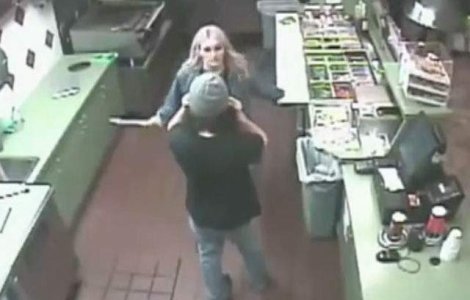  Video  Sora lui Britney Spears ameninta cu un CUTIT personalul unui fast-food