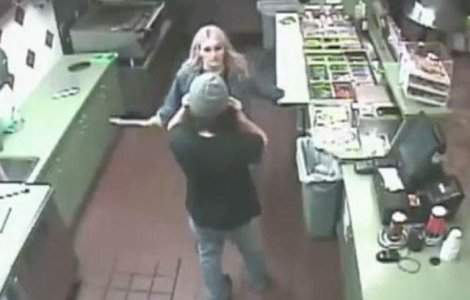  Video  Sora lui Britney Spears ameninta cu un CUTIT personalul unui fast-food