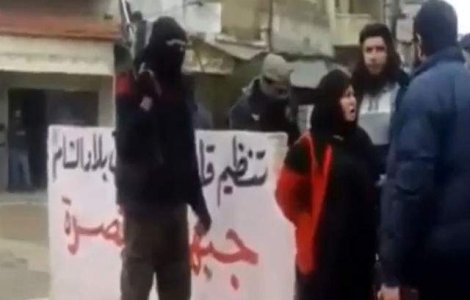  Video  Socant! EXECUTIA publica a unei femei din Siria aduna oamenii in strada