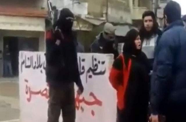 [Video] Socant! EXECUTIA publica a unei femei din Siria aduna oamenii in strada