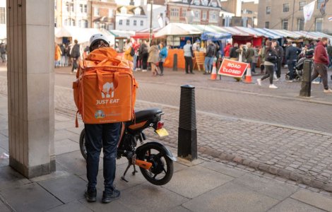 eMAG investește miliarde în Takeaway după retragerea din România