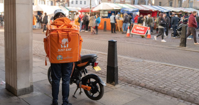 eMAG investește miliarde în Takeaway după retragerea din România