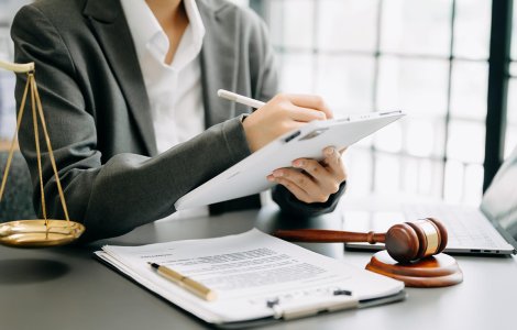 Notarul autorizat în tranzacțiile comerciale: siguranță și legalitate