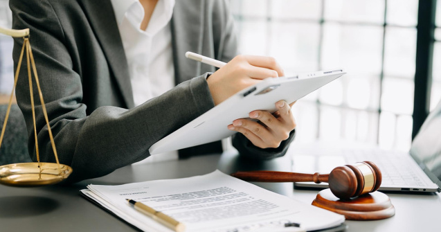 Notarul autorizat în tranzacțiile comerciale: siguranță și legalitate