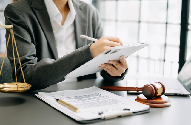 Notarul autorizat &icirc;n tranzacțiile comerciale: siguranță și legalitate