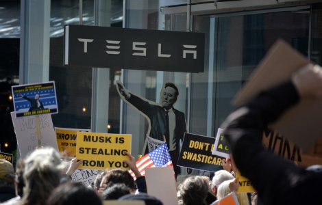 Răzbunare incendiară împotriva lui Musk: Ce s-a întâmplat cu mașinile Tesla?