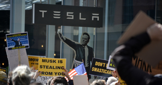 Răzbunare incendiară împotriva lui Musk: Ce s-a întâmplat cu mașinile Tesla?