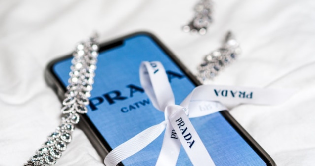 Versace, aproape de a reveni în mâinile italiene pentru o sumă surprinzătoare