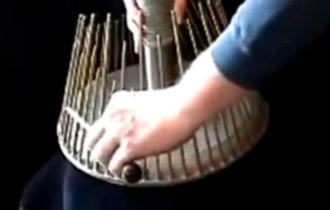  Video  Iata instrumetul care scoate sunetele INFIORATOARE din filmele de groaza