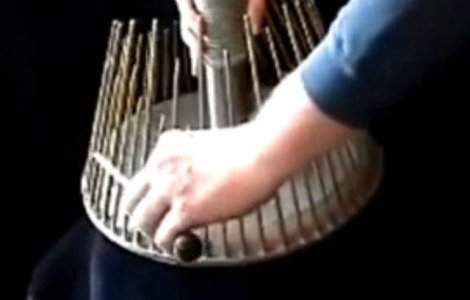  Video  Iata instrumetul care scoate sunetele INFIORATOARE din filmele de groaza