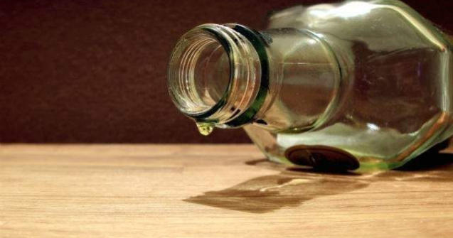 Studiu: Munca in exces poate duce la consumul exagerat de alcool