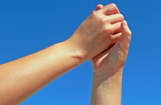 Madalin lupta alaturi de cei dragi ca sa-si invinga boala. Haideti sa-l ajutam!