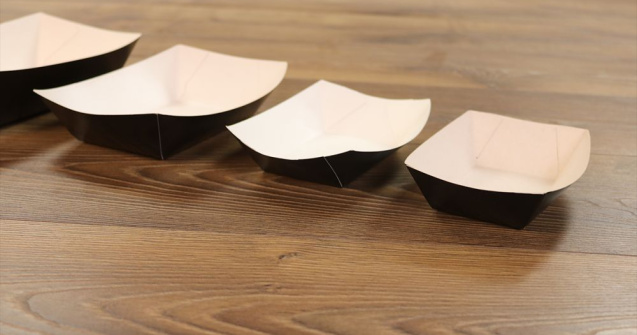 Finger food, mai delicios dacă îl servești în bărcuțe de carton negre?