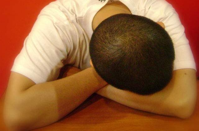 Somnul de proasta calitate in adolescenta, un semn al alcoolismului