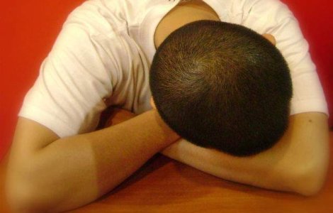 Somnul de proasta calitate in adolescenta, un semn al alcoolismului