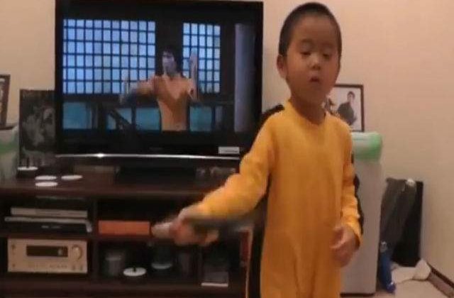 [Video] Uimitor: Are 4 ani si il poate IMITA pe Bruce Lee