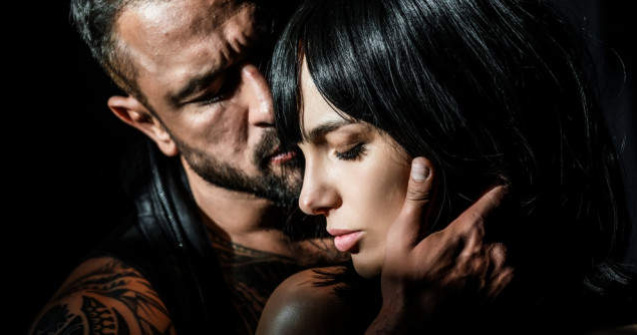 Cinci zodii de bărbați care seduc și apoi pleacă