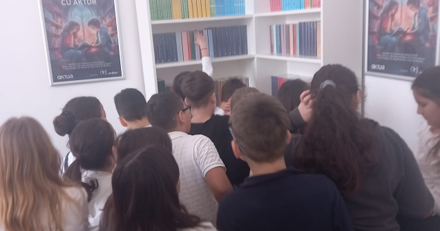Generozitatea AKTOR: 2000 de elevi primesc cărți și mobilier