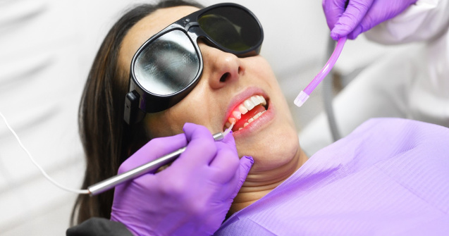 Cum laserul revoluționează stomatologia pentru confort maxim