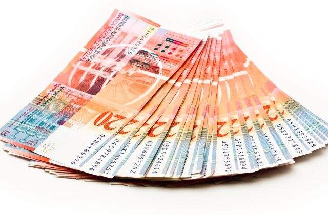 Cursul francului elvetian a scazut marti, dupa trei sedinte de recorduri