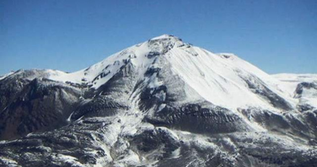  Video  PREMIERA: Doi romani au urcat pe cel mai INALT vulcan din lume
