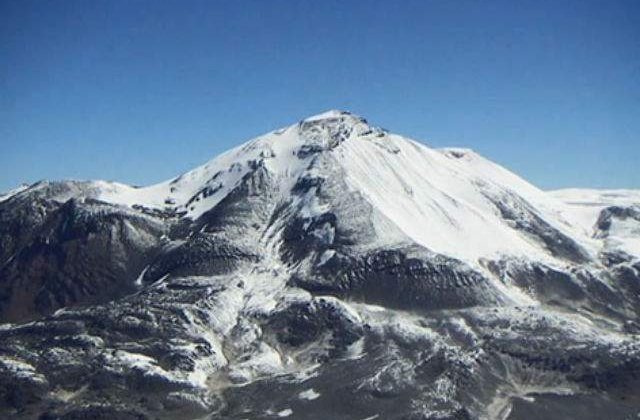 [Video] PREMIERA: Doi romani au urcat pe cel mai INALT vulcan din lume