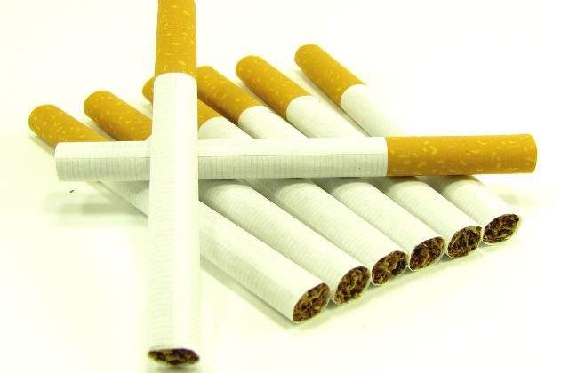 Mai multi angajati ai unei fabrici de tigari din Ploiesti, cercetati pentru furt