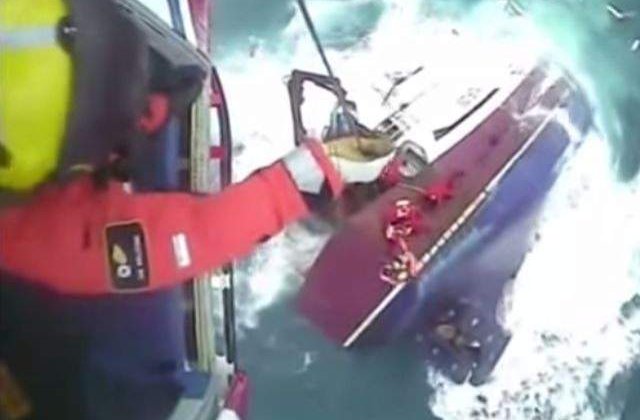 [VIDEO] Cinci pescari, printre care si un roman, salvati de Paza de Coasta britanica