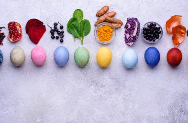 Cum să vopsești ouăle de Paște &icirc;n mod natural: Tehnici simple și eficiente