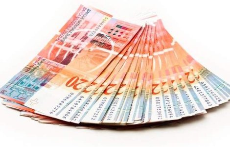Romanii cu credite in franci elvetieni protesteaza in Piata Constitutiei din Capitala