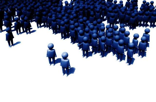 Tinerii din suburbiile defavorizate ale Parisului se plang de DISCRIMINARE