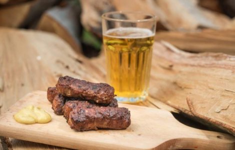 Descoperă cele 5 terase din București care te vor surprinde cu cei mai delicioși mici de 1 mai