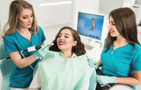 Zâmbetul tău merită mai mult: informații utile despre protezele dentare fixe și prețul lor