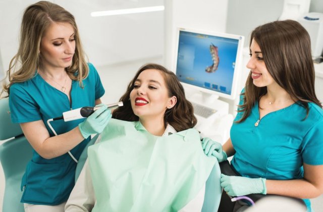 Z&acirc;mbetul tău merită mai mult: informații utile despre protezele dentare fixe și prețul lor