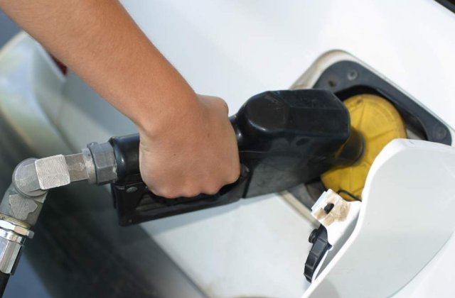 Chiritoiu: Companiile din Romania au redus pretul fara taxe la carburanti