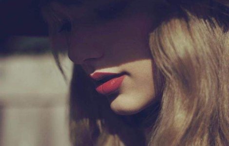 Conturile de Twitter si Instagram ale unei celebre cantarete, sparte