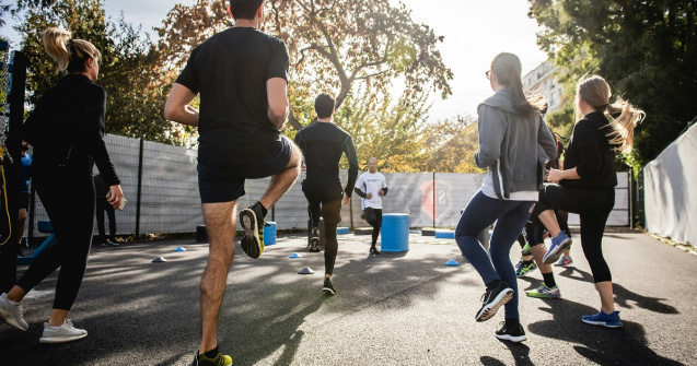 Stil urban și confort de zi cu zi: De ce aleg tot mai mulți bărbați treningul