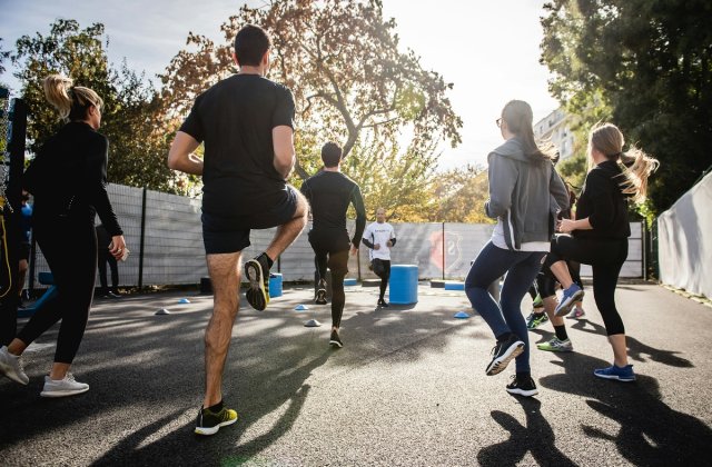 Stil urban și confort de zi cu zi: De ce aleg tot mai mulți bărbați treningul și adidașii &icirc;n outfiturile lor