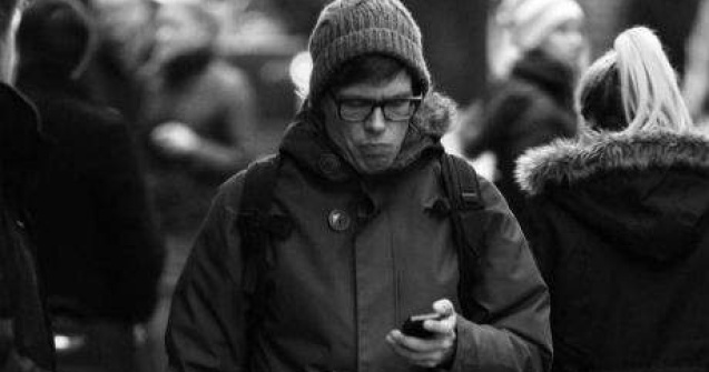 Nu privim niciodata cerul: un proiect foto despre obsesia secolului