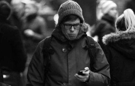 Nu privim niciodata cerul: un proiect foto despre obsesia secolului