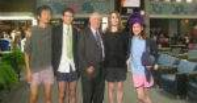 Video: O traditie bizara: Ziua Fara Pantaloni, la metrou