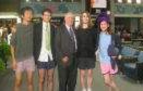 Video: O traditie bizara: Ziua Fara Pantaloni, la metrou