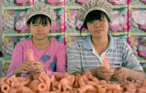 Calatorie in fabricile de jucarii din China: o poveste terifianta spusa in imagini