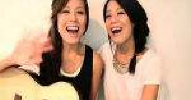 Asculta aici Gangnam Style varianta acustica.