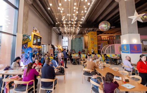 Cum să găsești restaurantul perfect în Timișoara unde copiii se joacă
