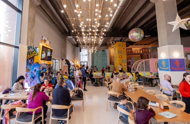 Cum să găsești restaurantul perfect &icirc;n Timișoara unde copiii se joacă, iar părinții se relaxează