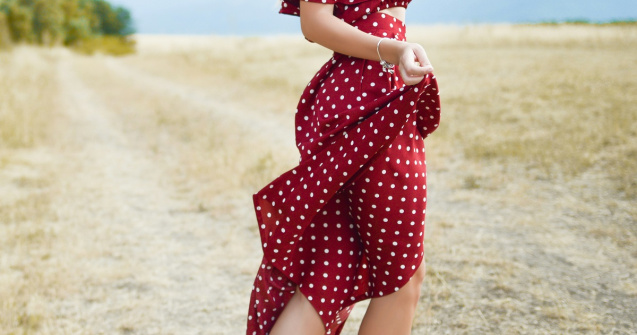 Rochii elegante sau salopete elegante? Stilul feminin care impresionează